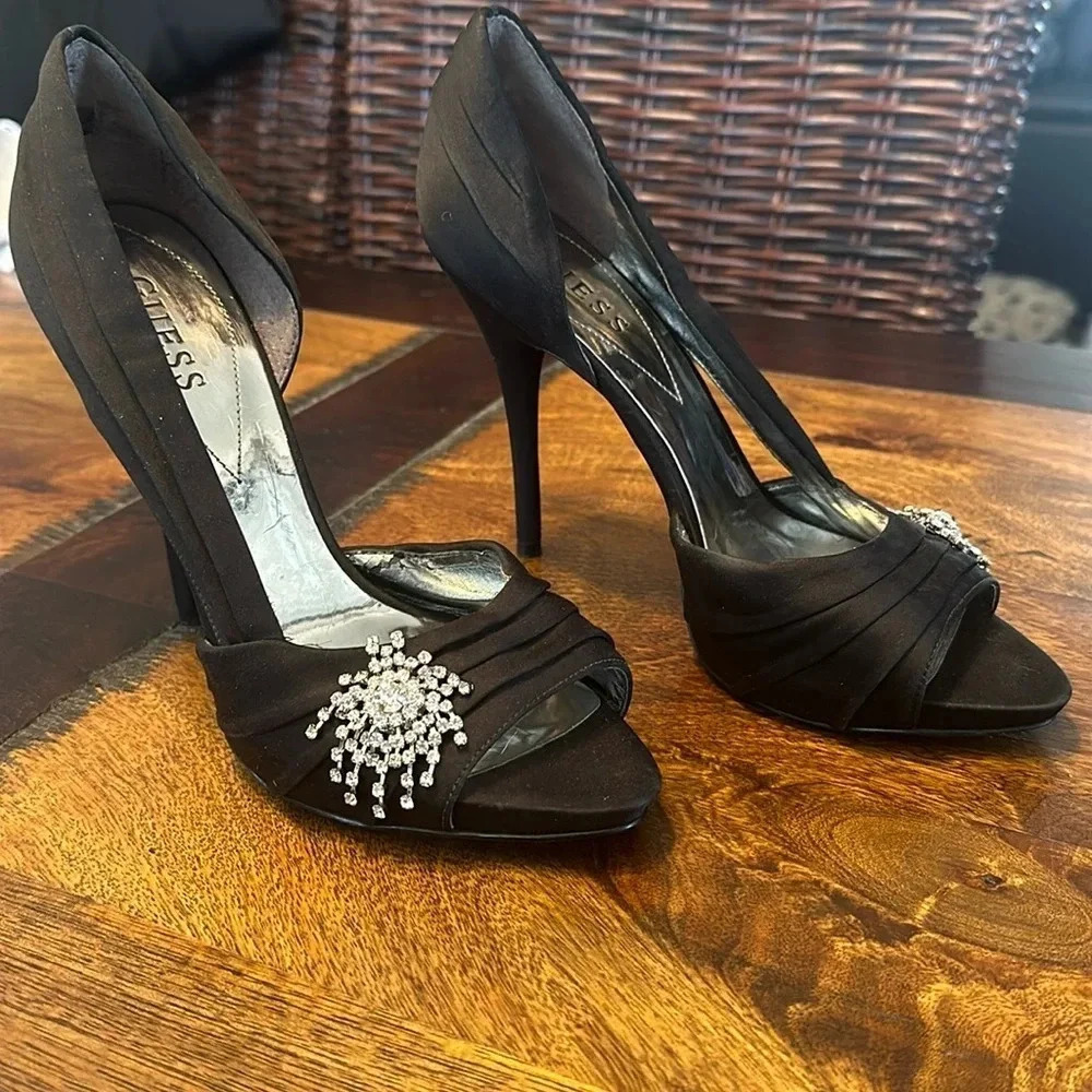 Guess dress shoes Size 9 sparkle detail 5” heels.
